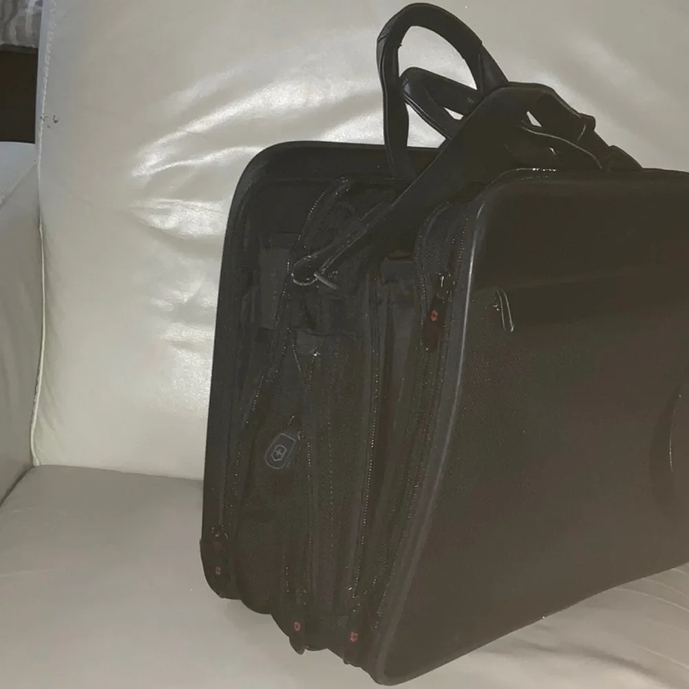 Victorinox Men’s Black Leather mix Expandable Brief Messenger Work Bag. NWOT.
